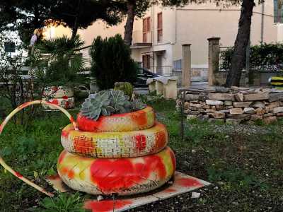 Le gomme d�auto dipinte diventano allegri vasi